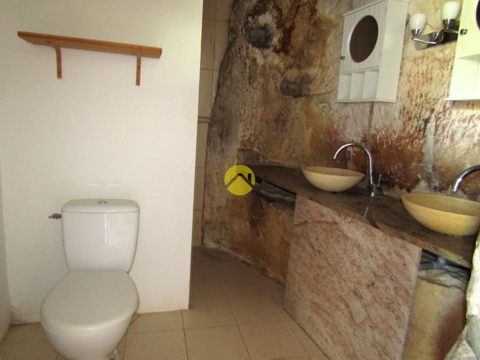 Maison + dépendance troglodyte