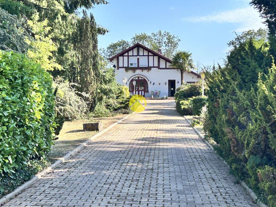 VILLA AVEC DEPENDANCES