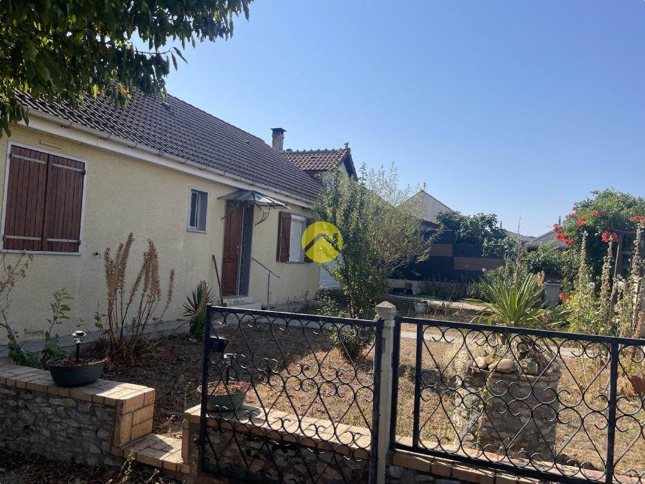 PAVILLON SUR AVORD DE 5 PIECES