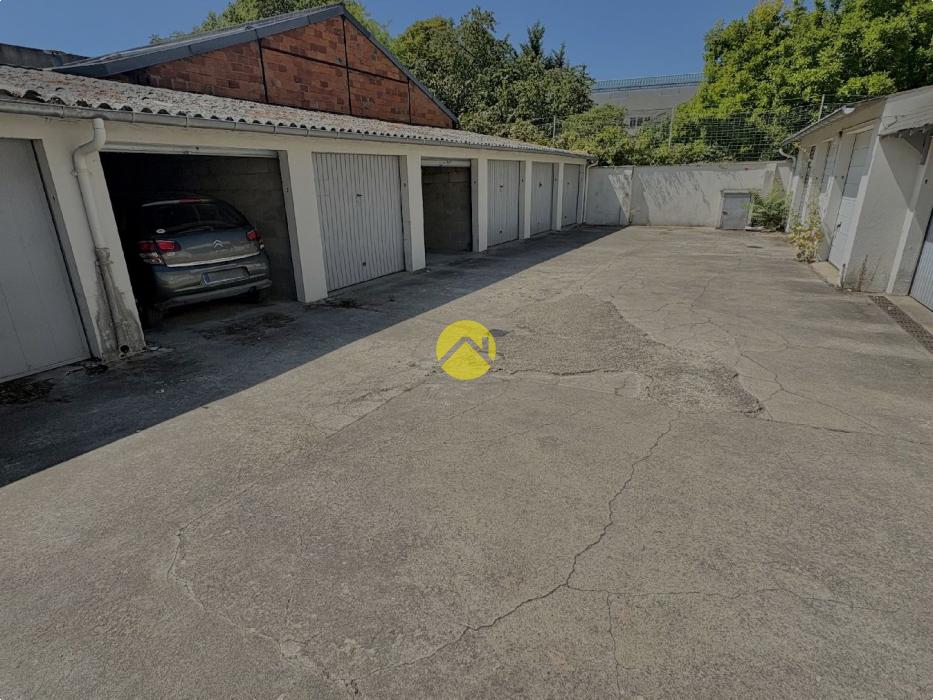 LOT DE 12 GARAGES 
