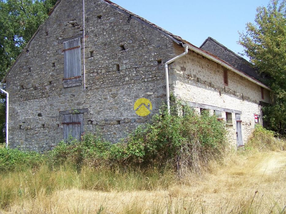  garage et 8 hectares attenant