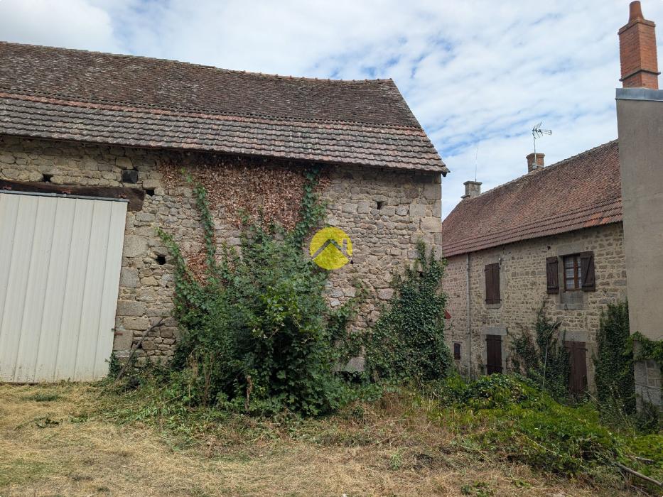 UN AUTHENTIQUE ENSEMBLE EN PIERRE A