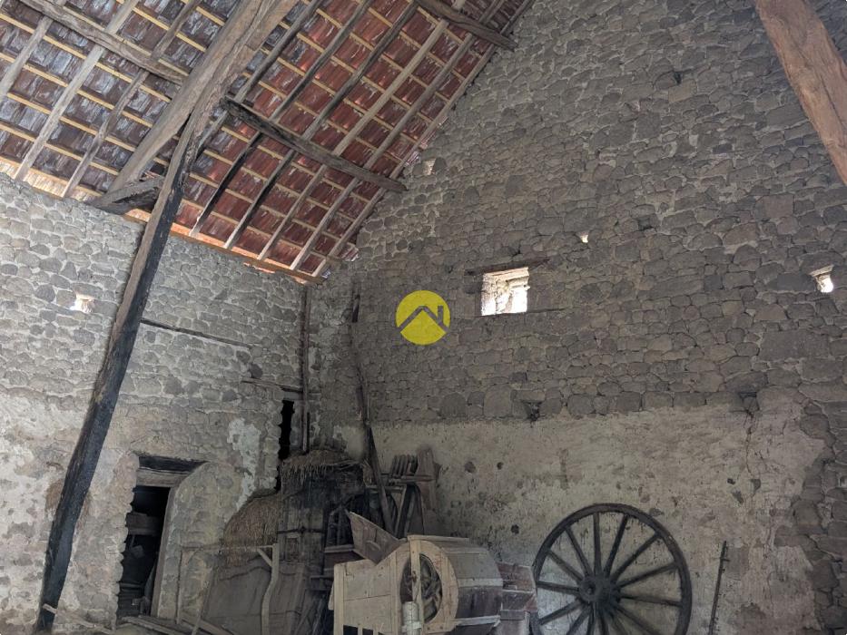 UN AUTHENTIQUE ENSEMBLE EN PIERRE A