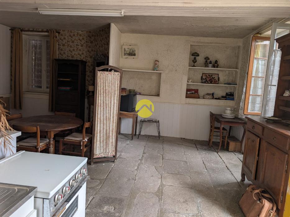 UN AUTHENTIQUE ENSEMBLE EN PIERRE A