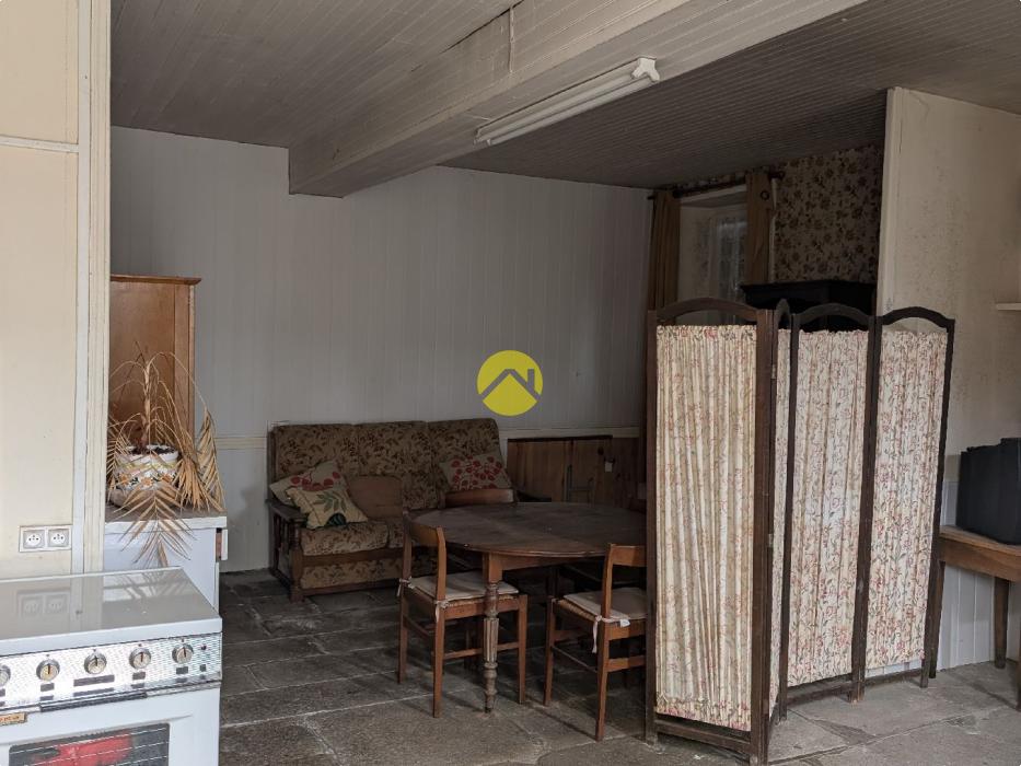 UN AUTHENTIQUE ENSEMBLE EN PIERRE A