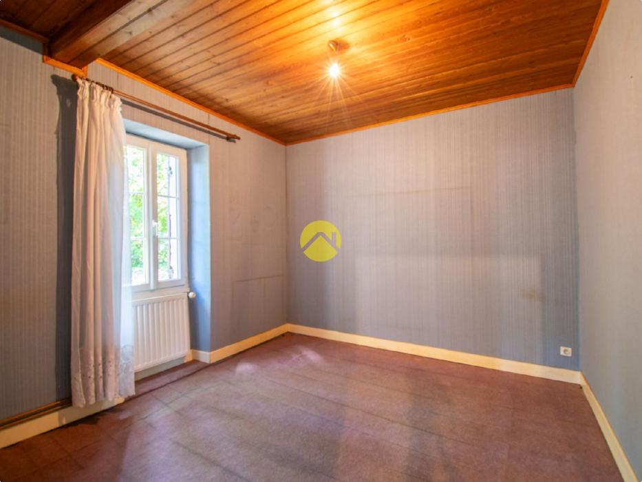 Maison en pierre au bord de Forêt