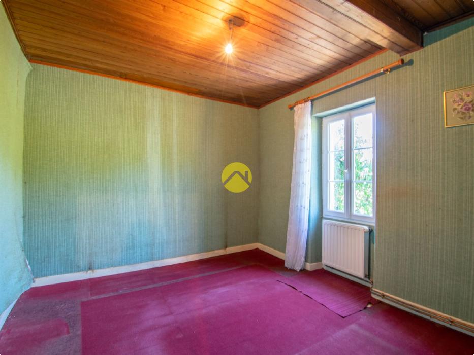 Maison en pierre au bord de Forêt