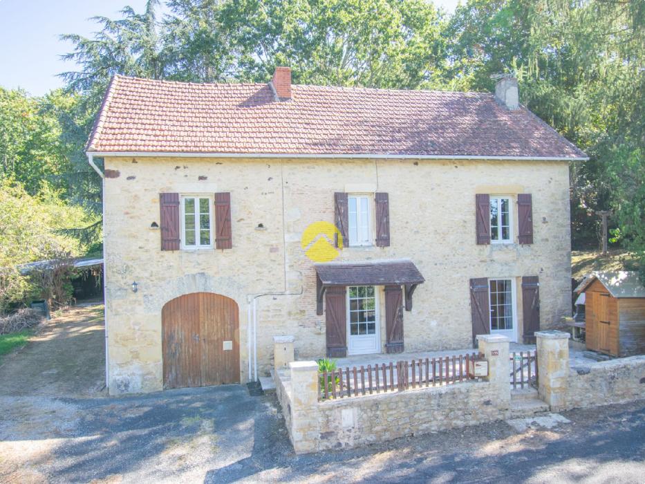Maison en pierre au bord de Forêt