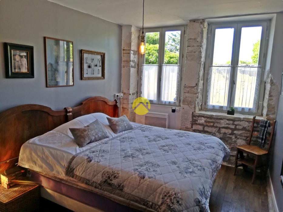 MAISON AVEC COUR + TERRAIN-JARDIN