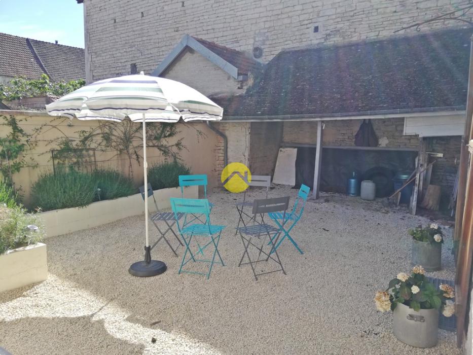 MAISON AVEC COUR + TERRAIN-JARDIN