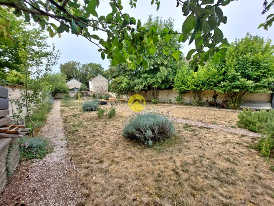 MAISON AVEC COUR + TERRAIN-JARDIN