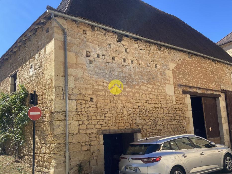 Belle grange dans un bourg