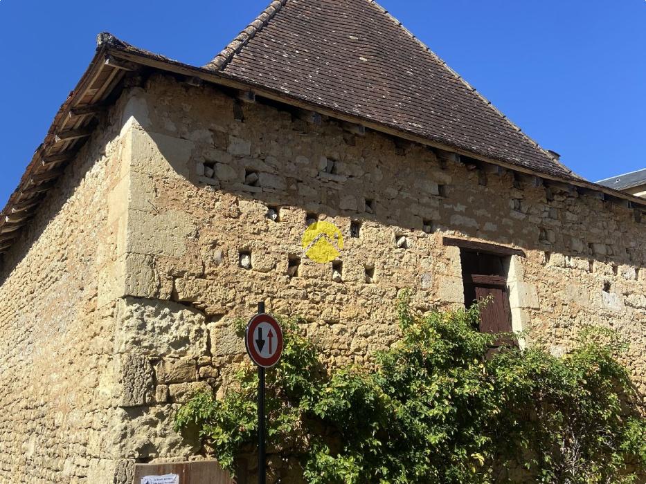 Belle grange dans un bourg