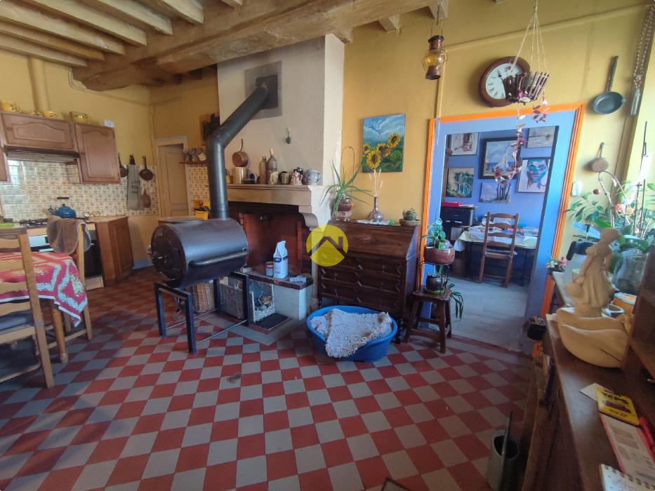 BELLE LONGERE ET DEPENDANCES