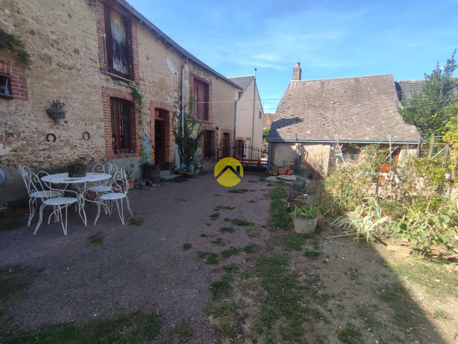 BELLE LONGERE ET DEPENDANCES