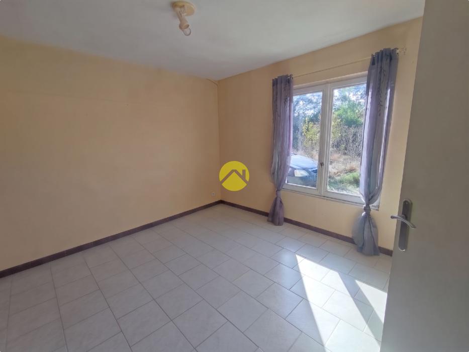 DE PLAIN-PIED DANS HAMEAU PAISIBLE