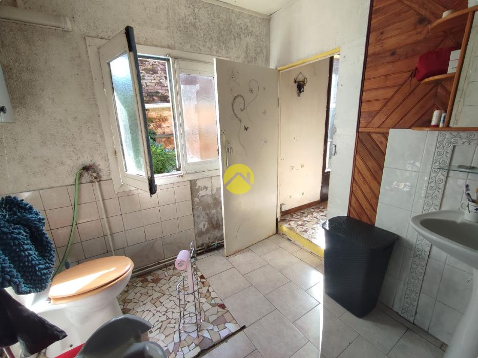 DE PLAIN-PIED DANS HAMEAU PAISIBLE