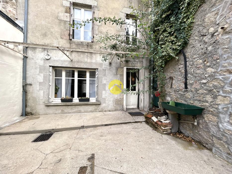 MAISON DE BOURG SPACIEUSE