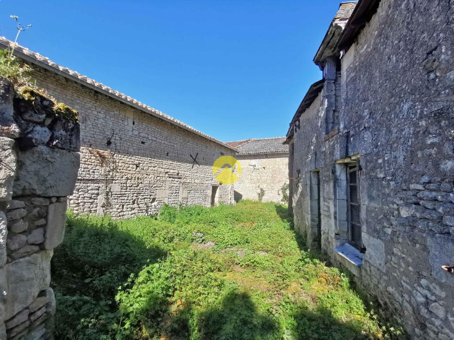 ENSEMBLE EN PIERRE A RENOVER