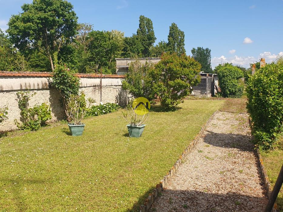 GRAND JARDIN ET CHAMBRE AU RDC