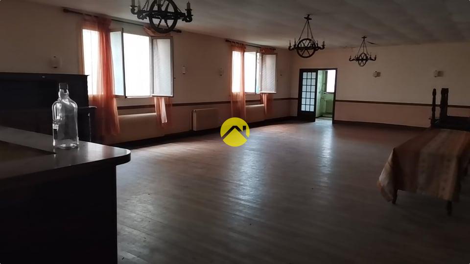 Immeuble 604 m² · à Nérondes · 604 m² · 67 500 €