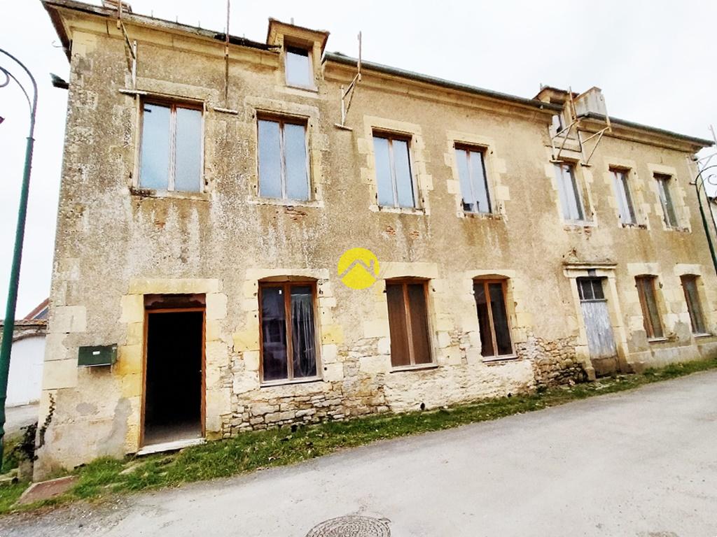 Maison 6 pièces 250 m² · à La Guerche sur l'Aubois · 250 m² · 27 500 €