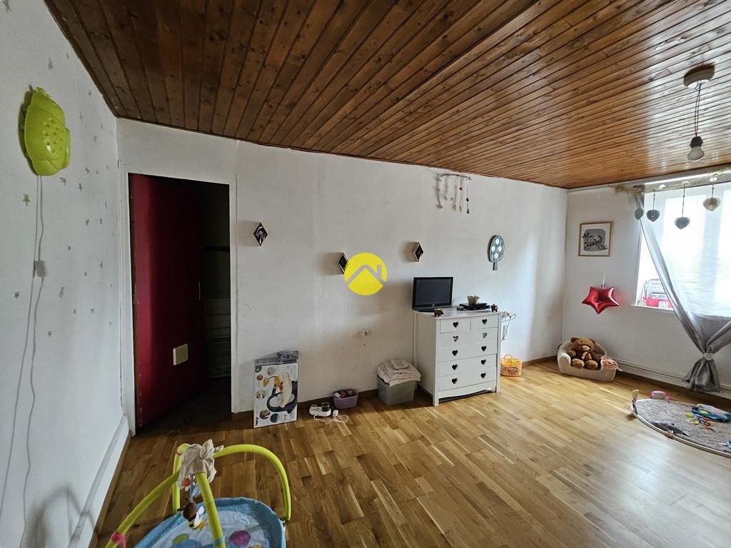 Immeuble 6 pièces 120 m² à Nérondes, photo 2