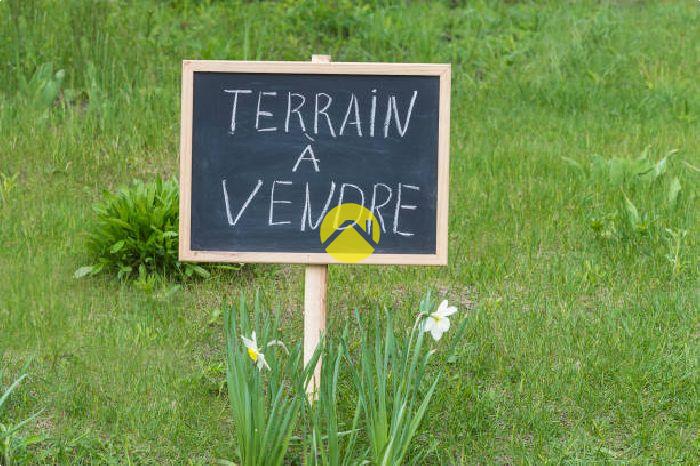 TERRAIN CONSTRUCTIBLE 995 M2 · à Chârost · 22 910 €