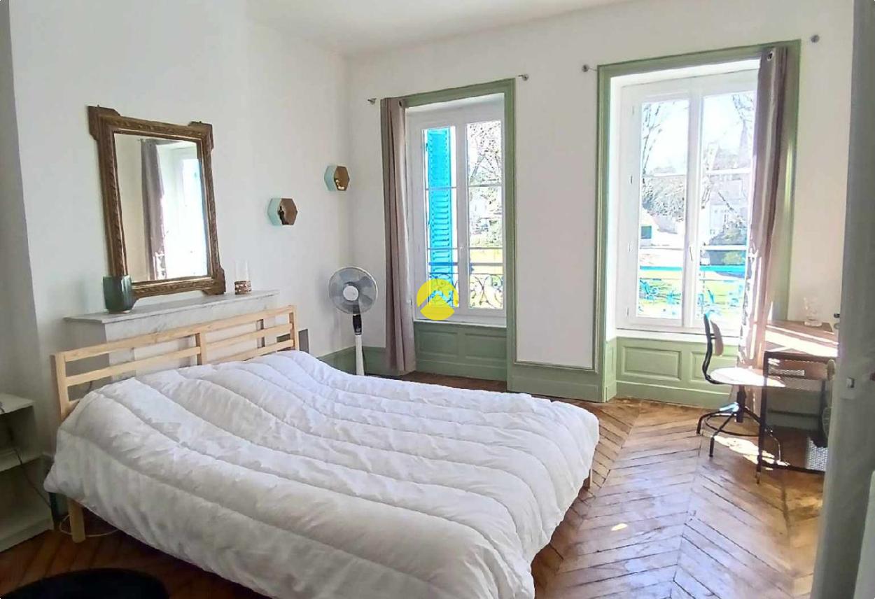 Appartement 7 pièces 190 m² à Néris-les-Bains, photo 2