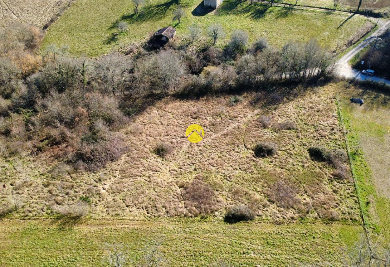 Joli terrain à batir au calme avec un surface de 4055m2 à Saint-Georges-de-Montclard, photo 2
