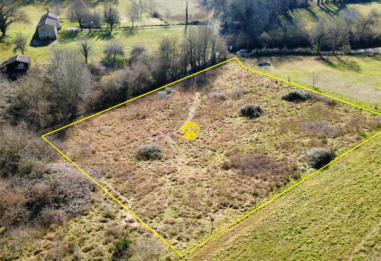 Joli terrain à batir au calme avec un surface de 4055m2 · à Saint-Georges-de-Montclard · 54 500 €