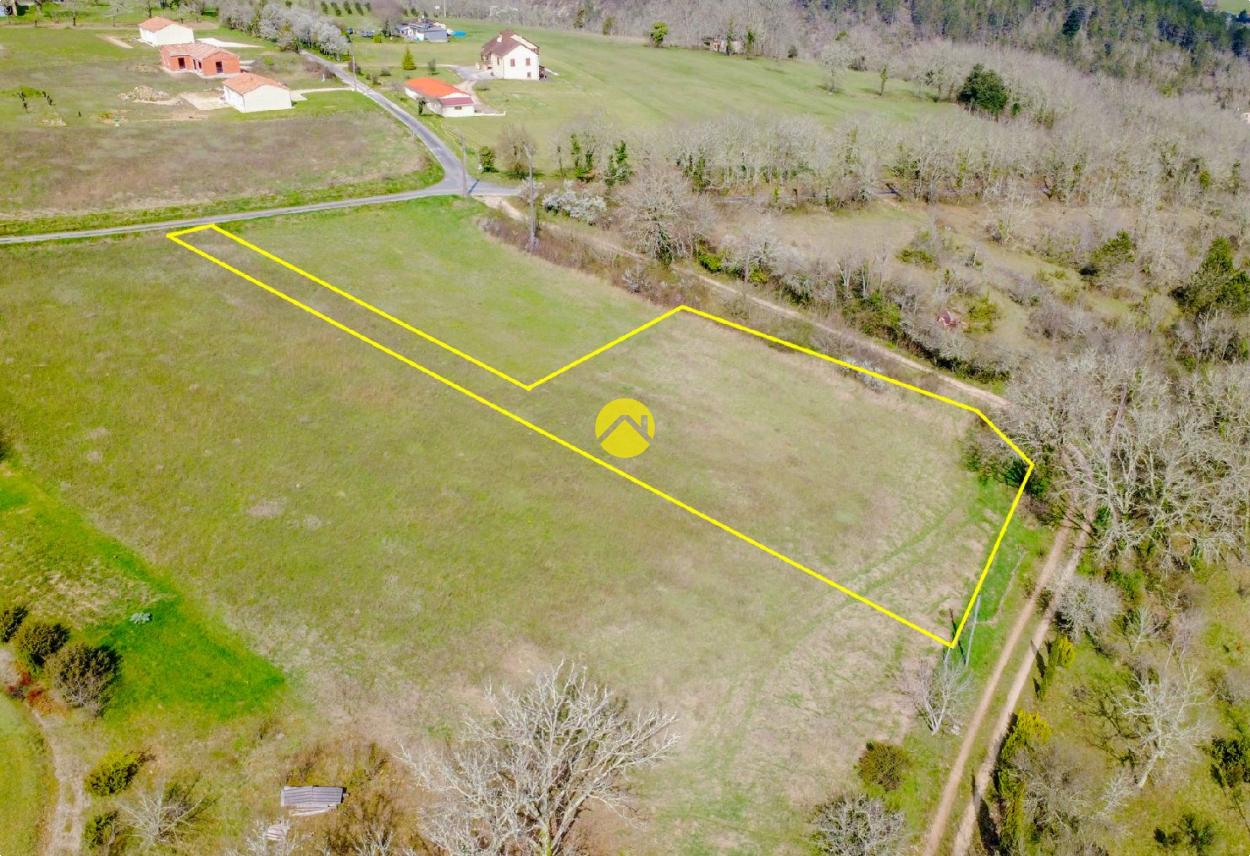 Superbe terrain à batir 1983m2 · à Saint-Cybranet · 29 745 €