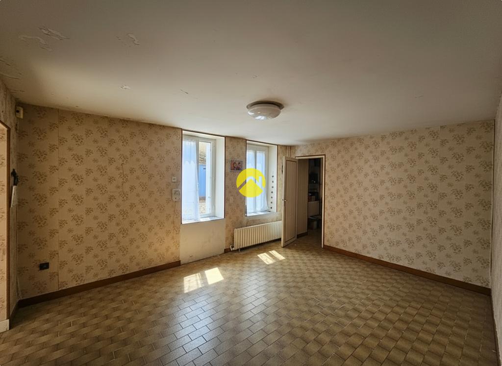 Maison 10 pièces 158 m² · à Nérondes · 158 m² · 77 500 €
