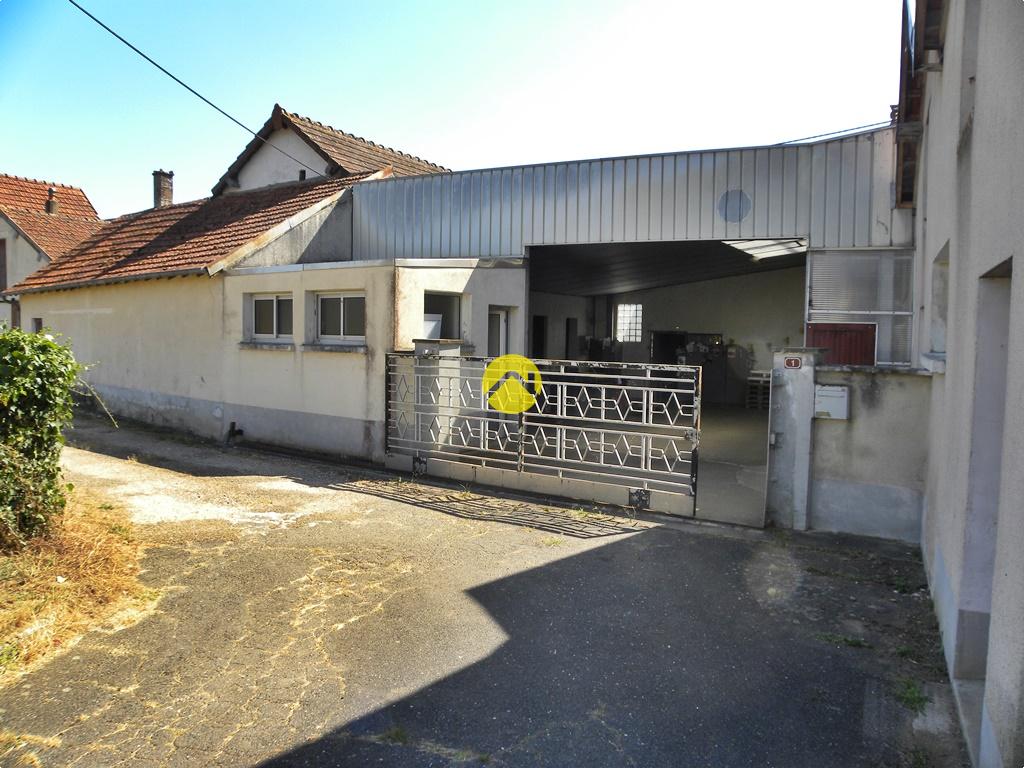 Maison 8 pièces 370 m² · à Santranges · 370 m² · 99 000 €