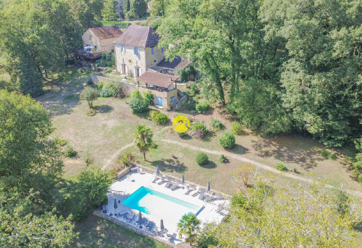Maison 15 pièces 238 m² · à Le-Buisson-de-Cadouin · 238 m² · 693 000 €
