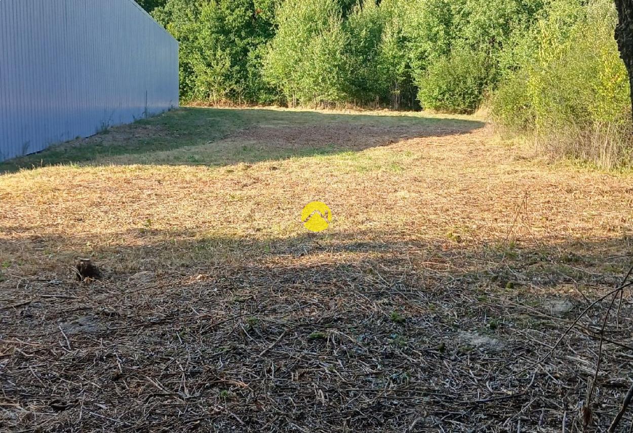 Terrain constructible à Néris-les-Bains, photo 2
