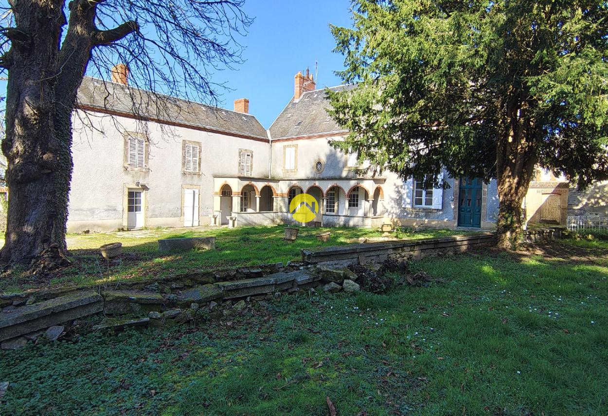 Maison 8 pièces 400 m² · à Bonnat · 400 m² · 295 000 €