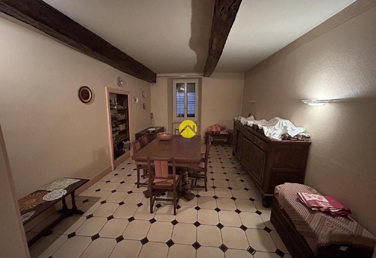 Appartement 8 pièces 251 m² · à Montmarault · 251 m² · 52 500 €