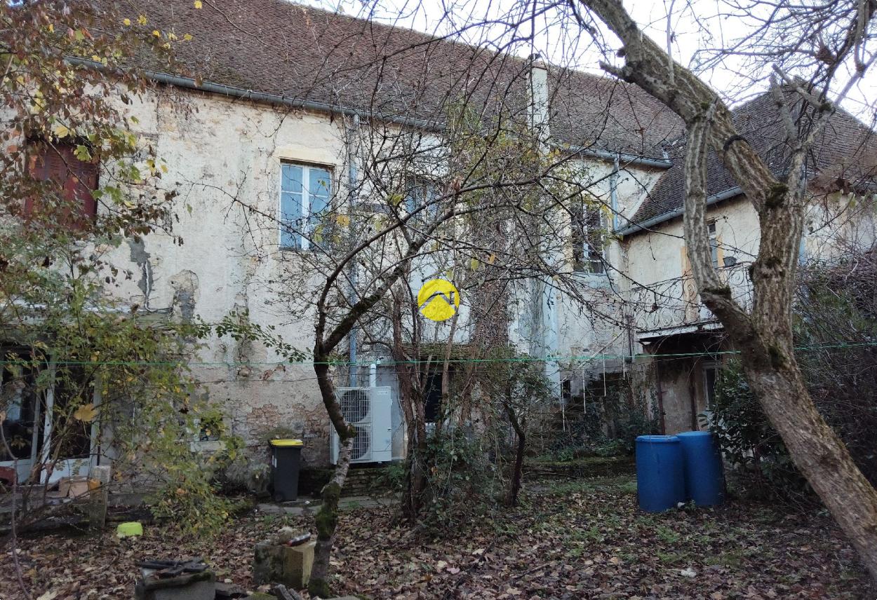 Maison 8 pièces 220 m² · à Saint Amand - Montrond · 220 m² · 115 000 €