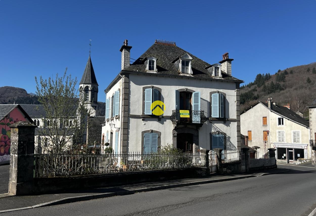 Maison 9 pièces 300 m² · à Condat · 300 m² · 195 000 €