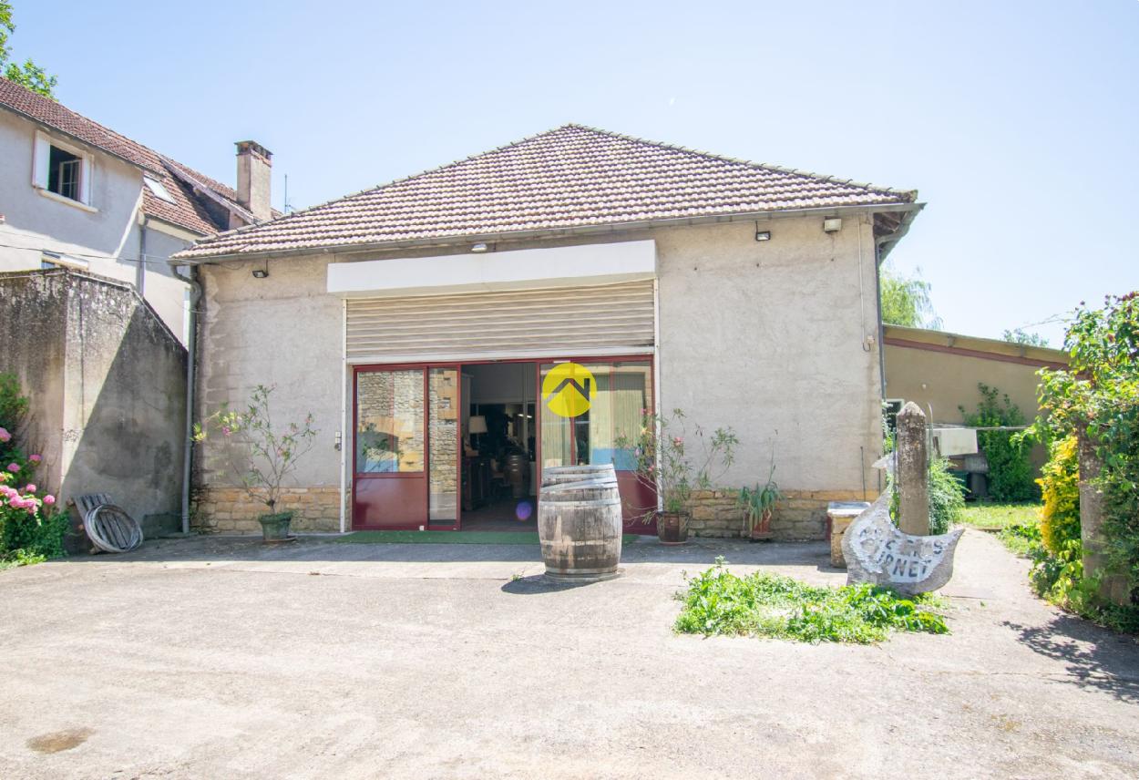 Magasin au centre de St-Cyprien · à Saint-Cyprien · 280 000 €