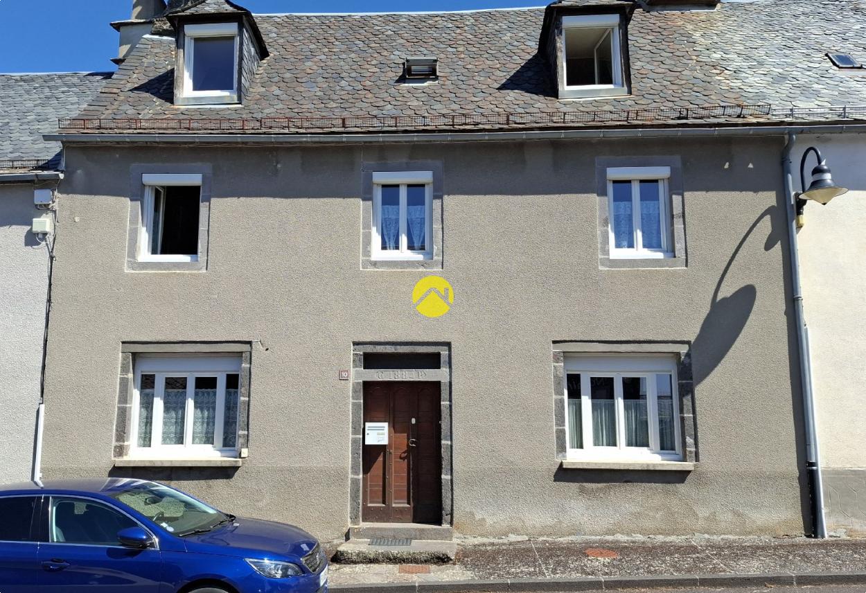 Maison 7 pièces 122 m² · à Pierrefort · 122 m² · 75 000 €