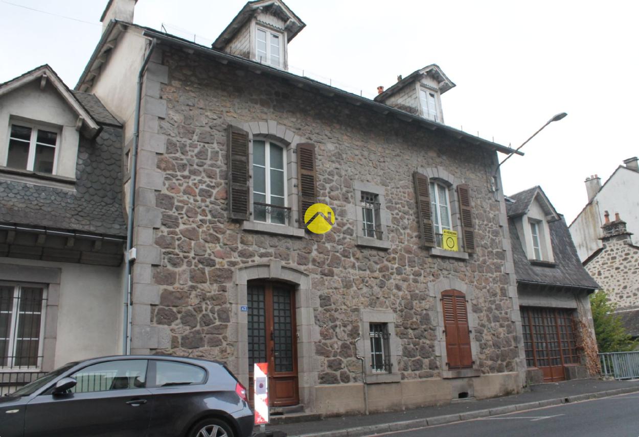 Maison 10 pièces 250 m² · à Vic sur Cére · 250 m² · 165 000 €