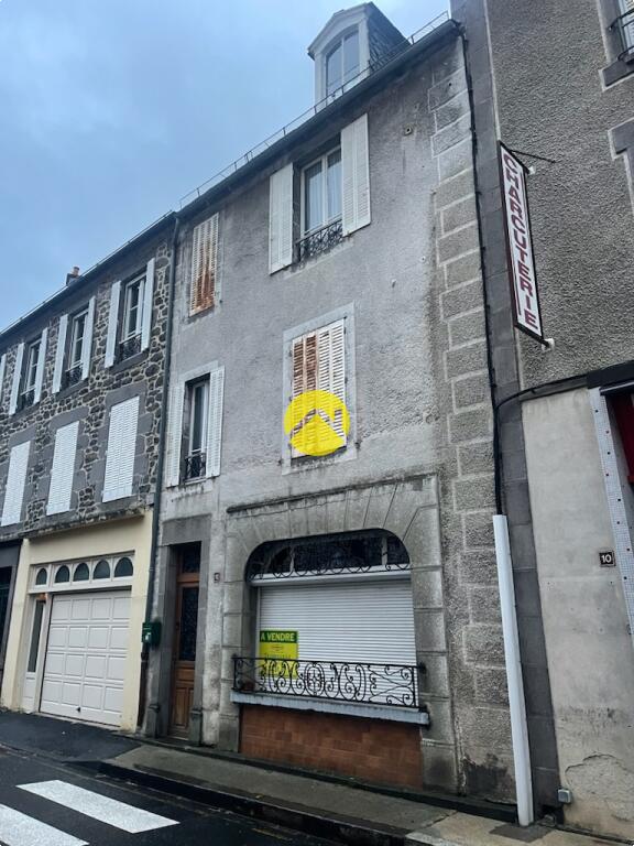 Maison 7 pièces 142 m² · à Pierrefort · 142 m² · 50 000 €